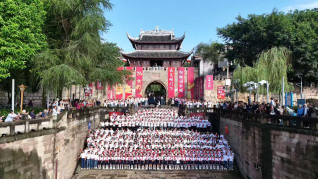 “文明门”下歌声扬，共为祖国庆华诞 ——数字经济与现代服务学院学子以青春之声展现爱国之情